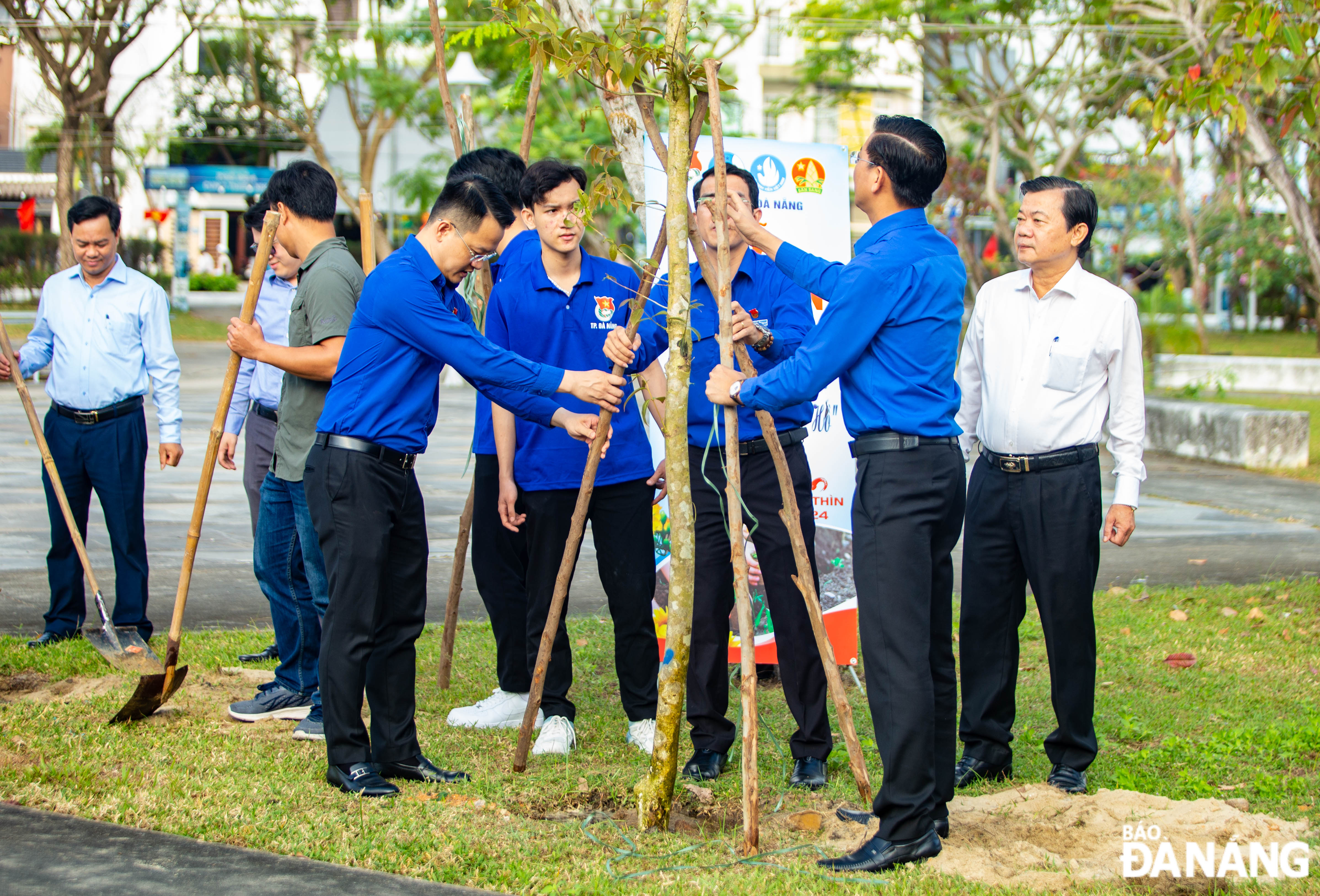 Lãnh đạo Thành đoàn và các đơn vị tham gia chương trình Tết trồng cây tại Cung thiếu nhi sáng 24-2. Ảnh: BẢO LÂM