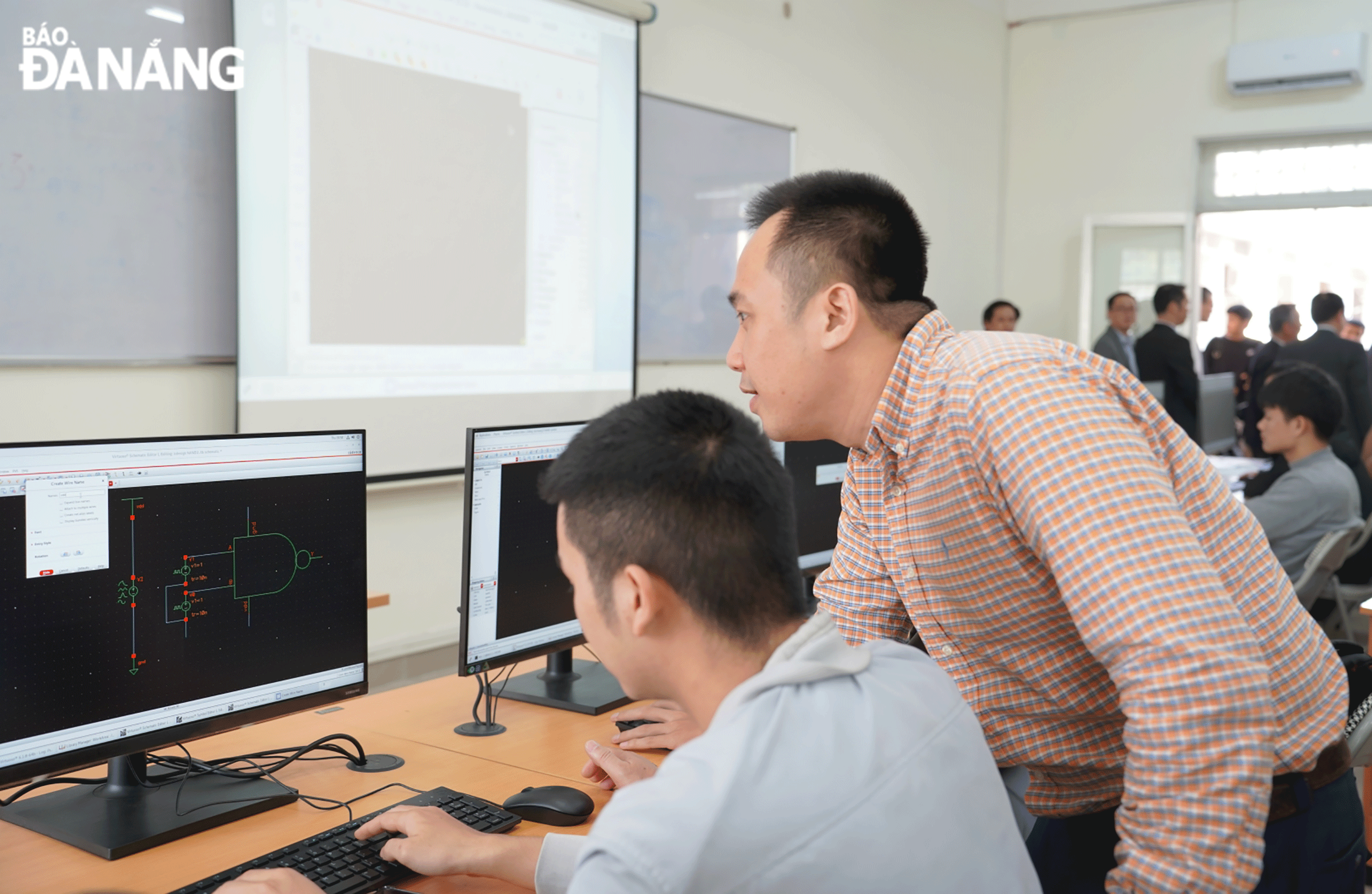 Students of the Da Nang University of Science and Technology experience the IC Design room that has just been put into use. Photo: NGOC HA