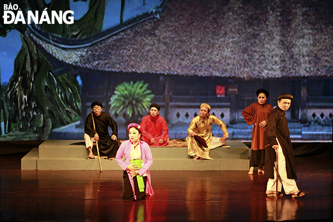 The ‘Thi Kinh-Thi Mai’ Tuong extract performed by artists and actors of the Nguyen Hien Dinh Tuong Theatre during the programme.