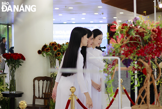 Young girls visit the Japanese flower displaying space. Photo: X.D