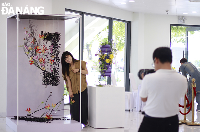 People check-in at Japanese flower display spaces. Photo: X.D