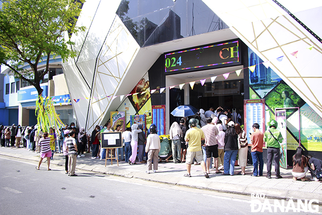 A large number of people gathering at the Le Do Cinema to buy tickets for the movie 