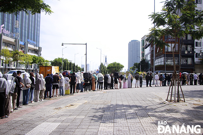 A queue of people along the sidewalk of Le Duan Street to the Le Do Cinema. Photo: X.D