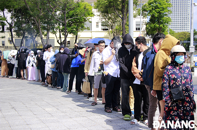 Even though it was sunny, many people were still determined to wait in line to buy tickets. Photo: X.D