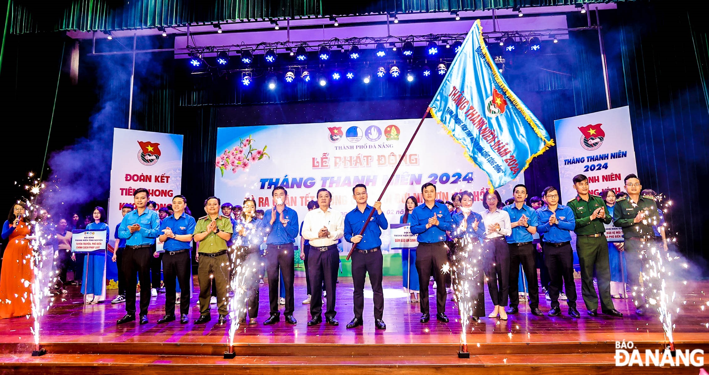 Secretary of the municipal Youth Union Nguyen Manh Dung raises the flag to kick off the 