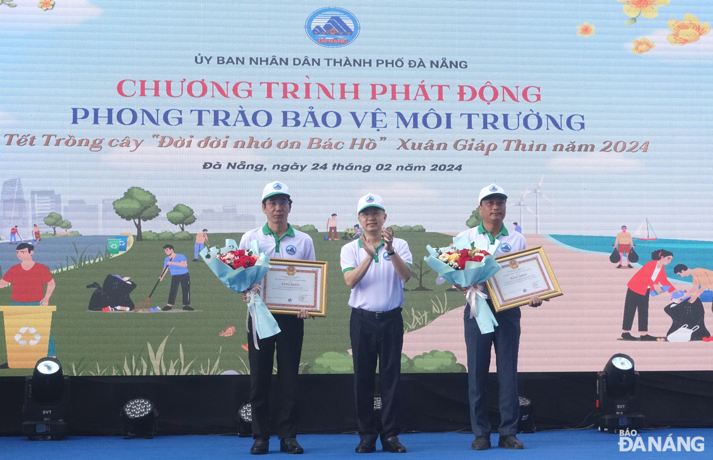 Da Nang Party Committee Secretary Nguyen Van Quang (centre) awards the Certificates of Merit from the Minister of Natural Resources and Environment to the People's Committee of Da Nang and the municipal Department of Natural Resources and Environment in recognition of their outstanding achievements in environmental protection work during the 2021-2022 period. Photo: HOANG HIEP