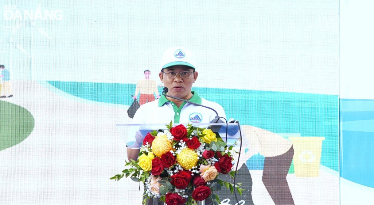 Chairman of the Son Tra District People's Committee Hoang Son Tra delivering his speech at the event. Photo: HOANG HIEP