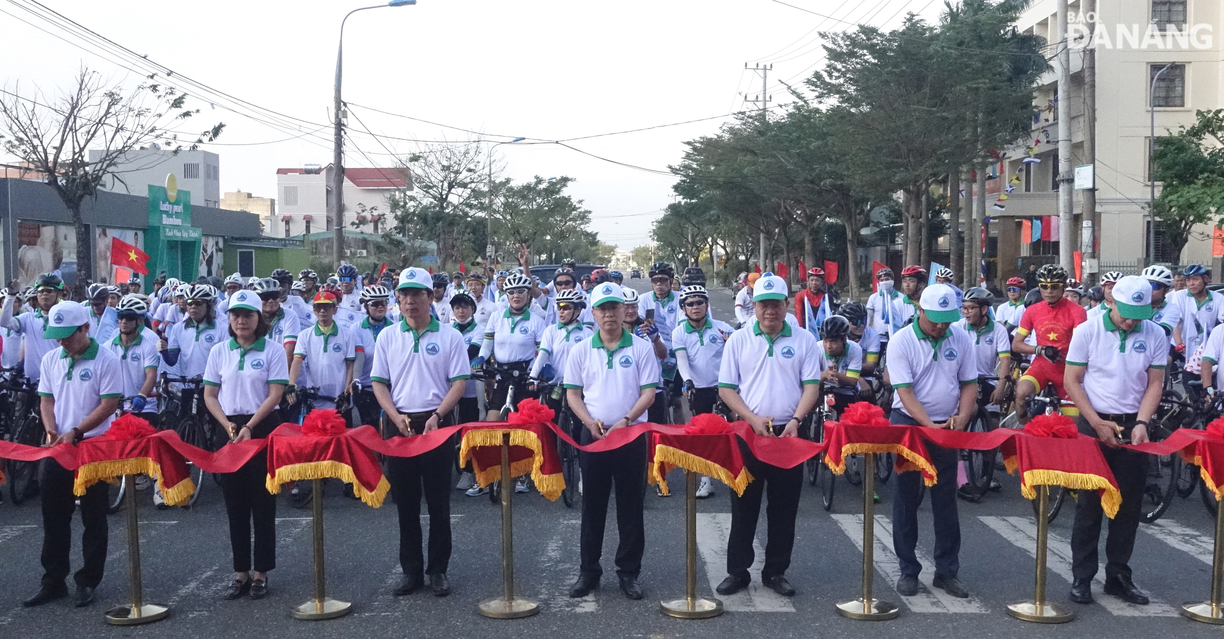 Leaders of the city, departments and Son Tra District cutting the ribbon to launch the bicycle parade to propagate the implementation of the environmental protection movement. Photo: HOANG HIEP