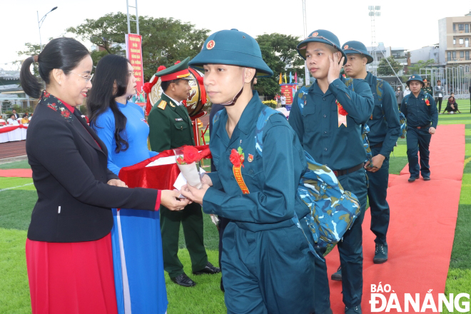 Phó Chủ tịch HĐND thành phố Nguyễn Thị Anh Thi, tặng hoa, quà động viên tân binh lên đường nhập ngũ. NGỌC HÀ