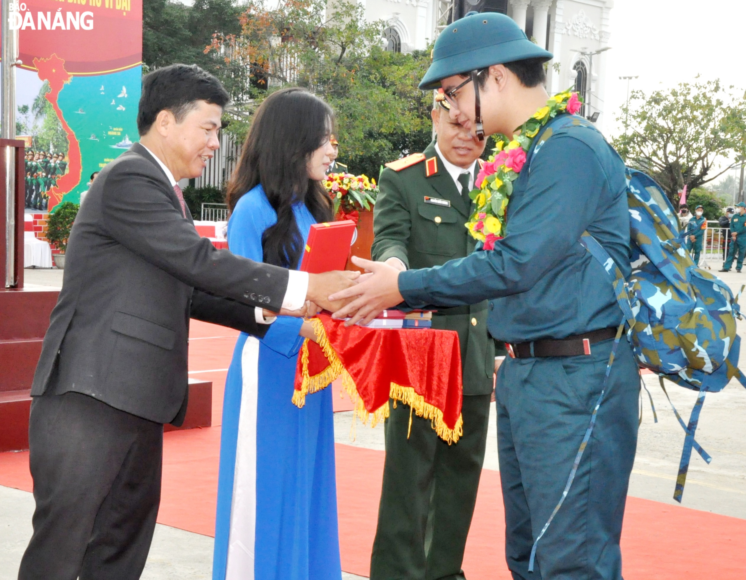 Trưởng ban Nội chính Thành ủy Võ Công Chánh (bên trái) tặng quà cho công dân quận Hải Châu lên đường nhập ngũ. Ảnh: LÊ HÙNG