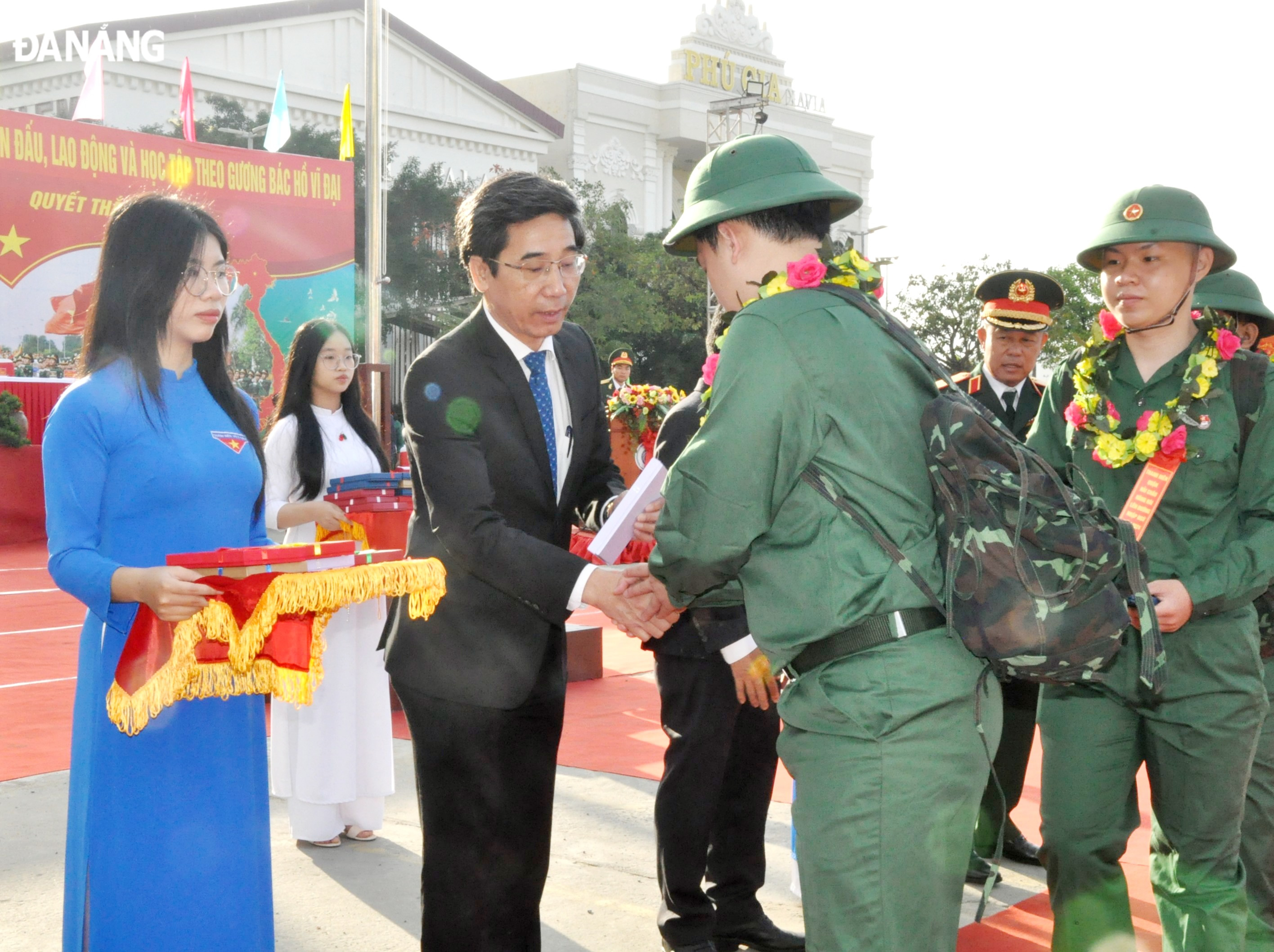 Phó Chủ tịch UBND thành phố Trần Chí Cường tặng quà cho công dân quận Hải Châu lên đường nhập ngũ. Ảnh: LÊ HÙNG