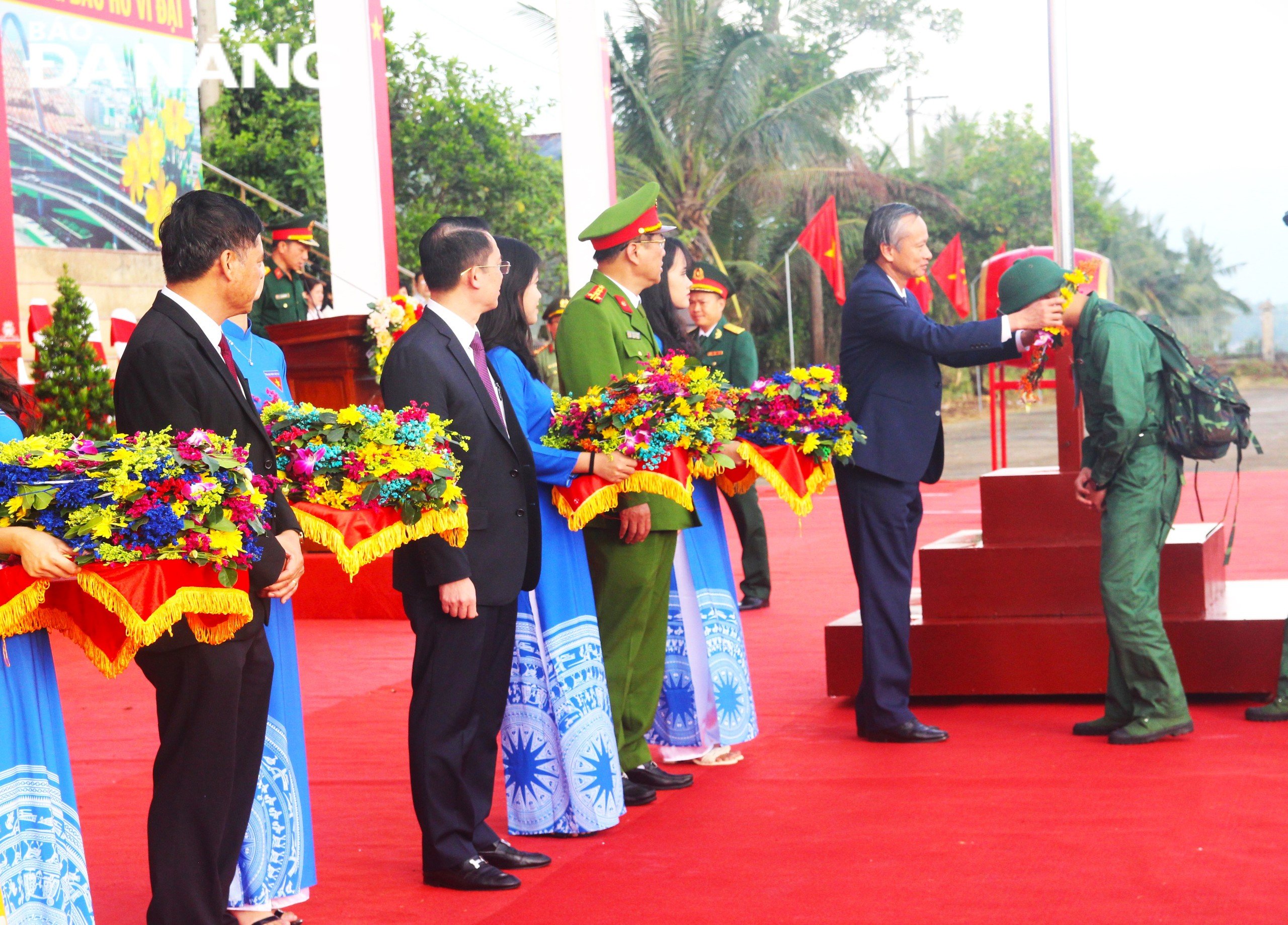 Trưởng ban Tuyên giáo Thành ủy Đoàn Ngọc Hùng Anh (thứ 2, bên phải sang) tiễn các tân binh quận Cẩm Lệ lên đường nhập ngũ. Ảnh: NGỌC QUỐC