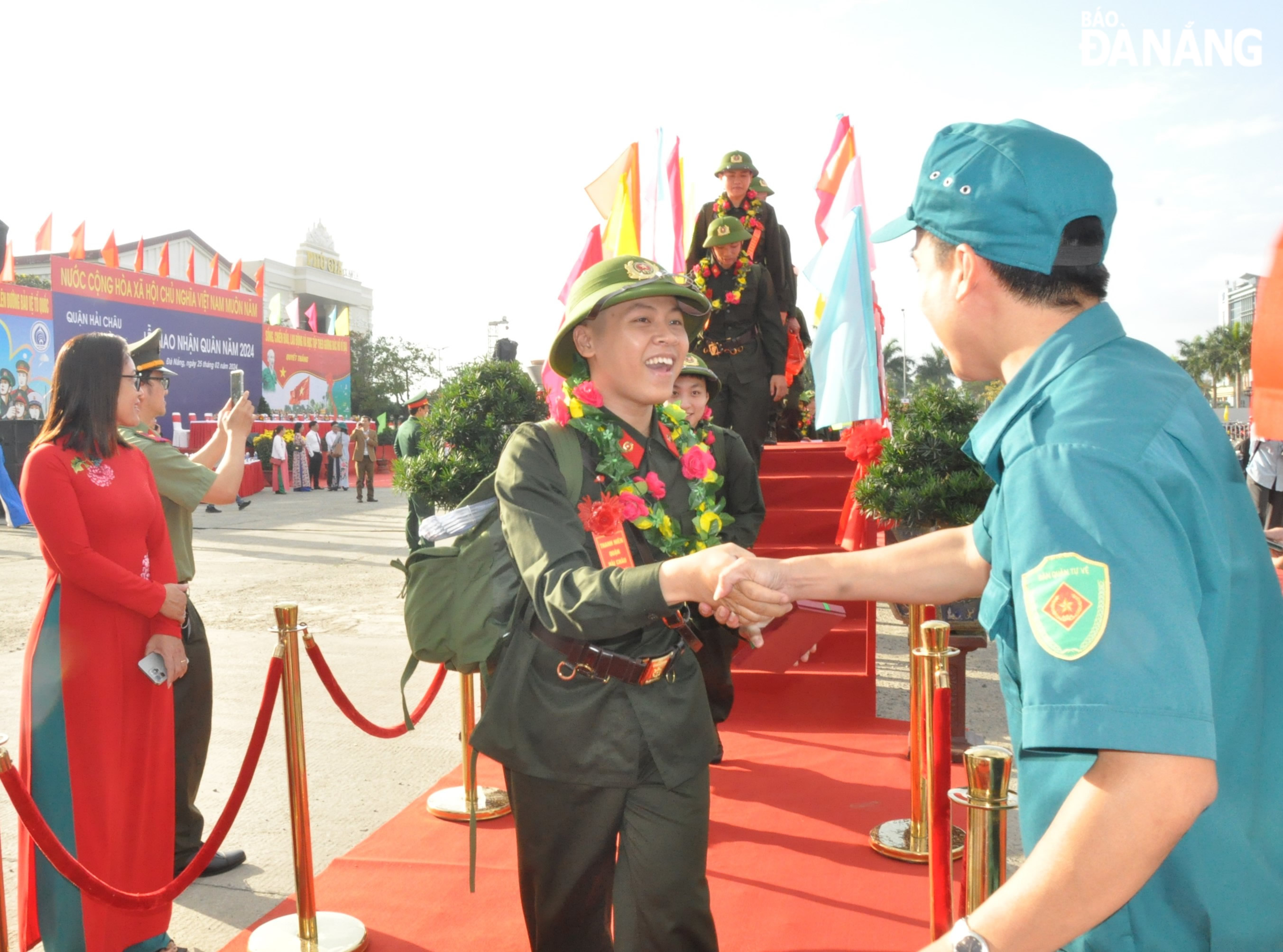 Thanh niên quận Hải Châu hăng hái lên đường nhập ngũ. Ảnh: L.H