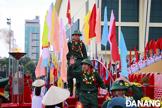 Các tân binh đi qua cầu vinh quang. Ảnh: X.D