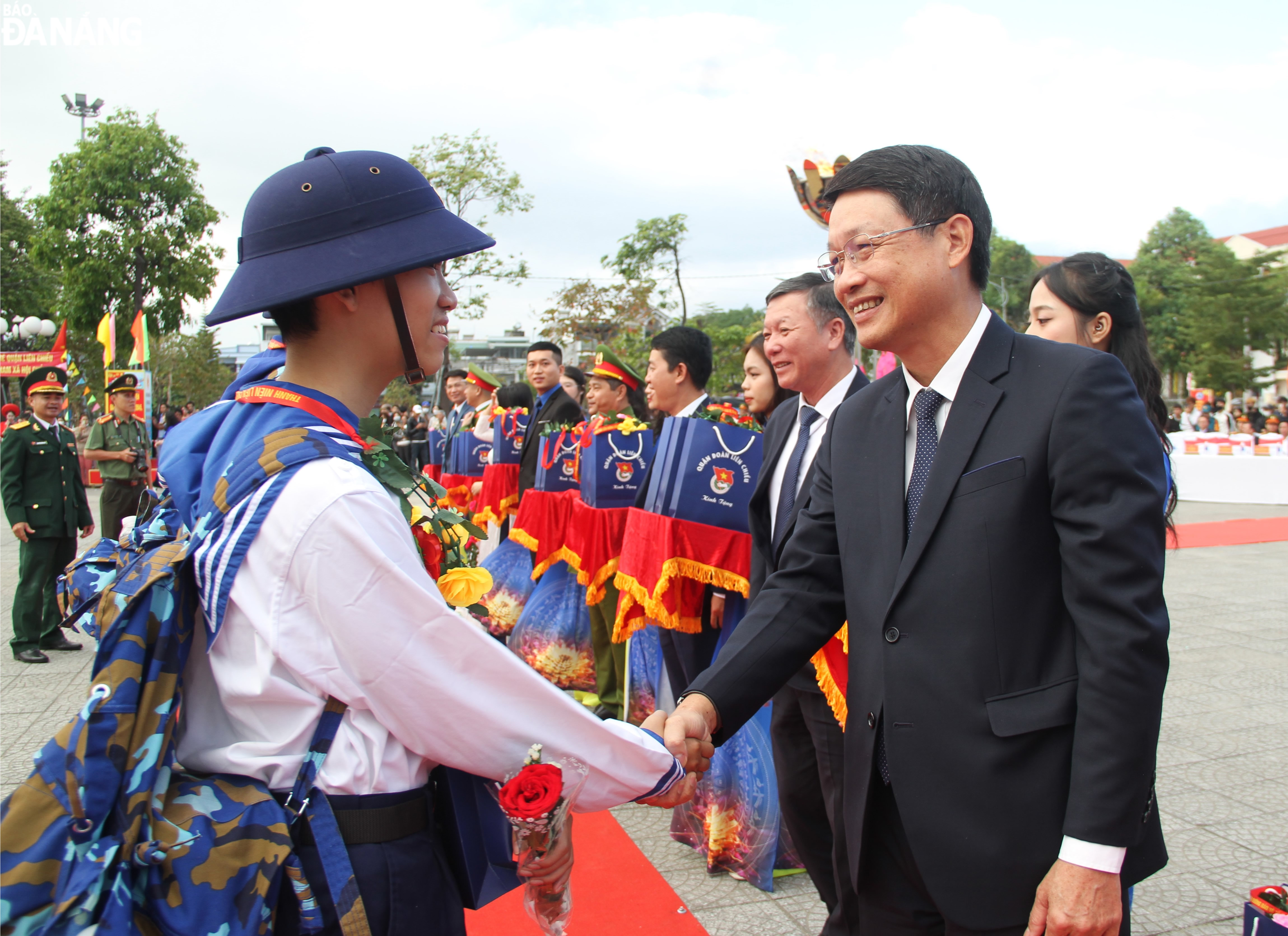 1.	Chủ tịch Ủy ban MTTQ Việt Nam thành phố Ngô Xuân Thắng (bìa phải) trao hoa, quà động viên thanh niên lên đường làm nghĩa vụ. Ảnh: L.P