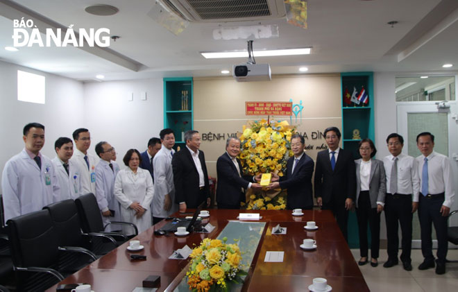 Congratulating the Family General Hospital on their special day, Da Nang Party Committee Secretary Nguyen Van Quang (5th, right) wished officers and staff good health, and to continue to their roles and positions in the city-wide health system. Photo: PHAN CHUNG