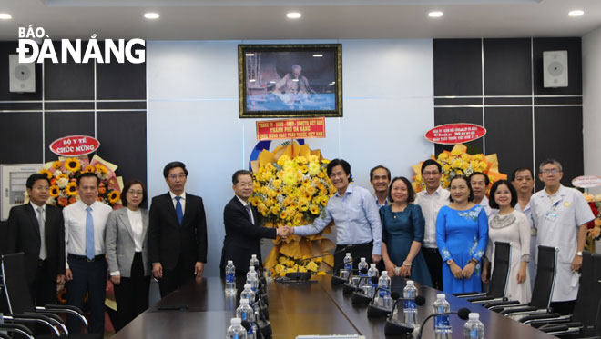 Da Nang Party Committee Secretary Nguyen Van Quang (5th, left) congratulates the Da Nang  C Hospital, and affirmed that city leaders always accompanied, promptly listened, and solved the difficulties of the unit. Photo: PHAN CHUNG
