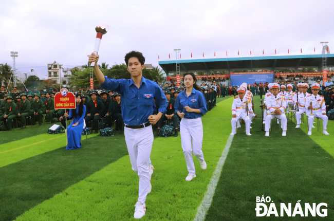 Thanh Khe District's Youth Union members light the fire of enthusiasm, youth, dedication, and readiness to join the military service. Photo: NGOC HA