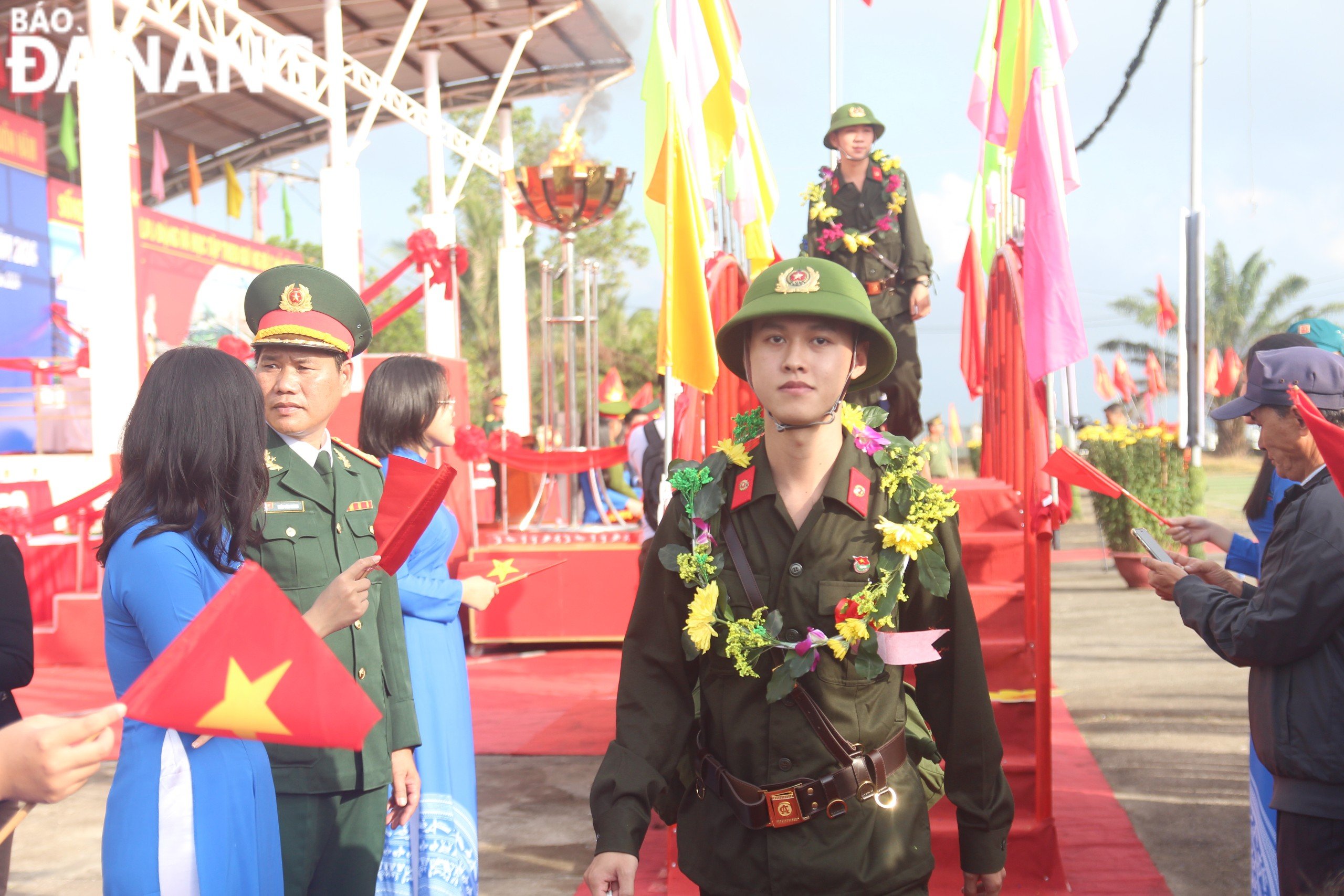 Newly recruited soldiers in Cam Le District walking across the bridge of glory. Photo: NGOC QUOC