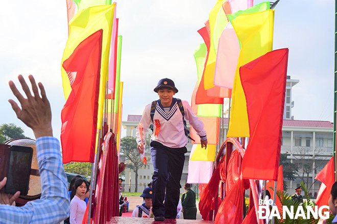 Young people of Ngu Hanh Son District eagerly join the military service. Photo: PHI NONG