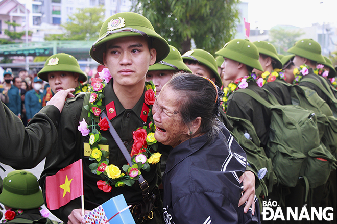 The grandmother emotionally sends her grandson off to join the People's Police service. Photo: X.D