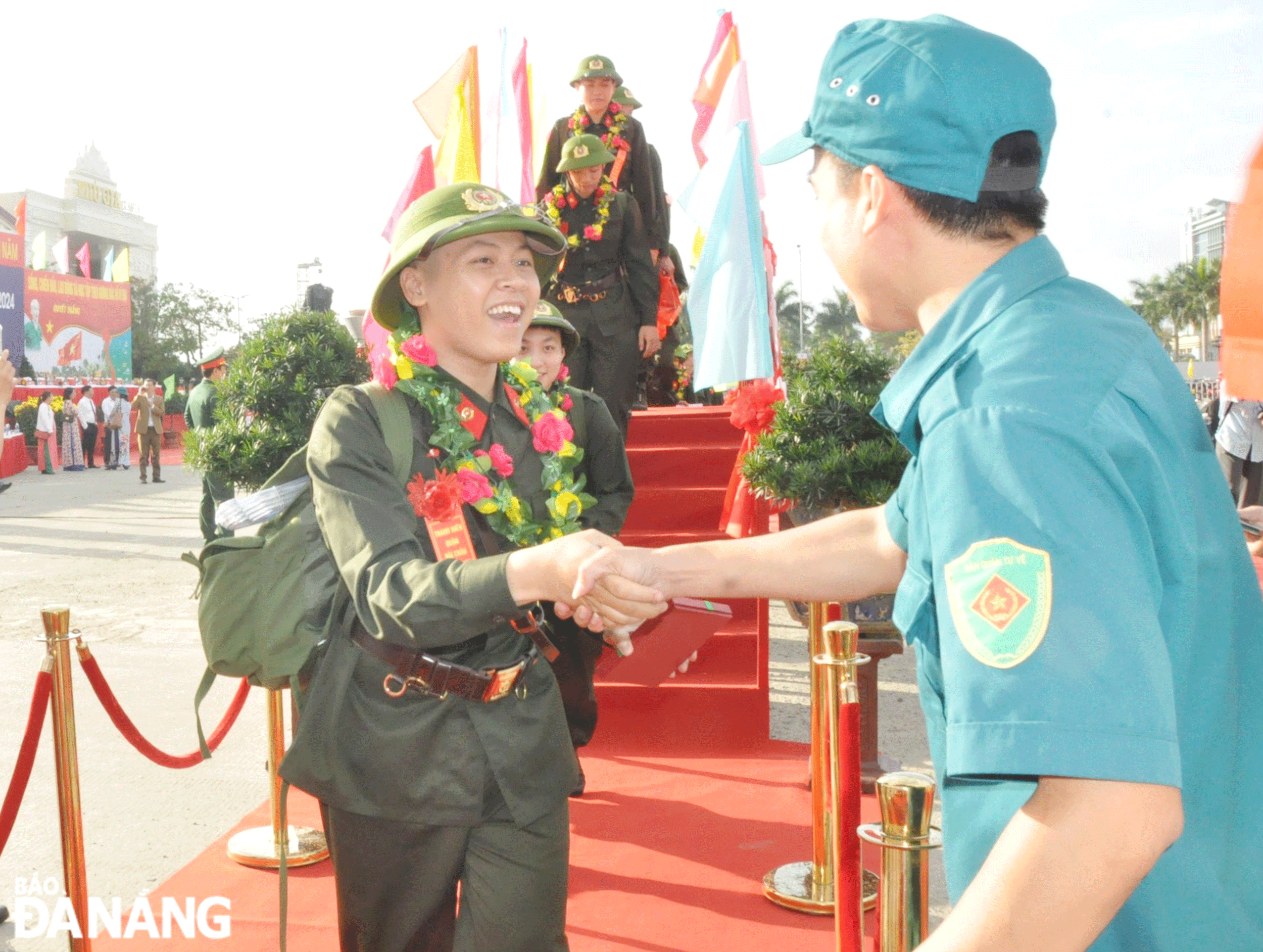 Thanh niên quận Hải Châu hăng hái lên đường nhập ngũ. Ảnh: LÊ HÙNG