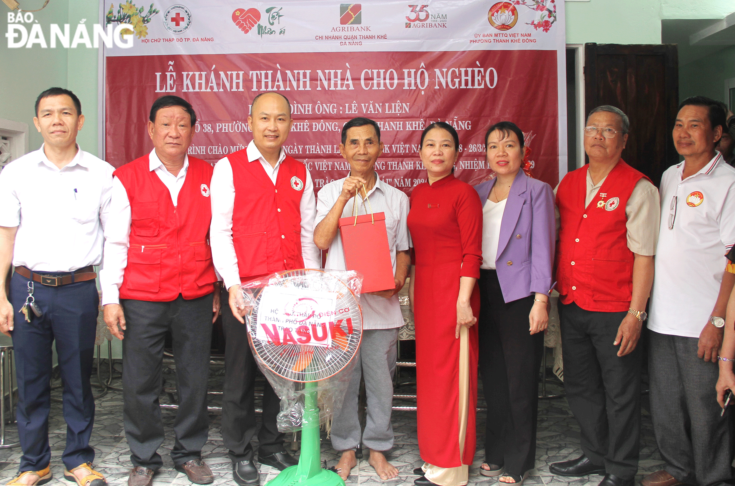 Hội Chữ thập đỏ thành phố phối hợp đơn vị tài trợ bàn giao nhà cho hộ nghèo tại phường Thanh Khê Đông (quận Thanh Khê). Ảnh: LAM PHƯƠNG