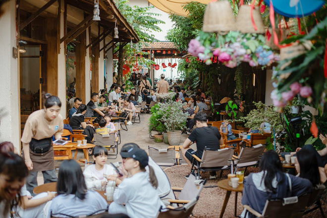 Coffee shop chains in Da Nang help to promote the city as an attractive destination for domestic and foreign tourists. The picture is taken at one of Trinh Coffee shop chains in Da Nang.