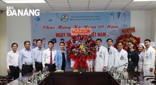 Phó Chủ tịch HĐND thành phố Nguyễn Thị Anh Thi (thứ 5 từ trái qua) thăm, chúc mừng tập thể Bệnh viện Da liễu Đà Nẵng nhân Ngày Thầy thuốc Việt Nam. Ảnh: PHAN CHUNG