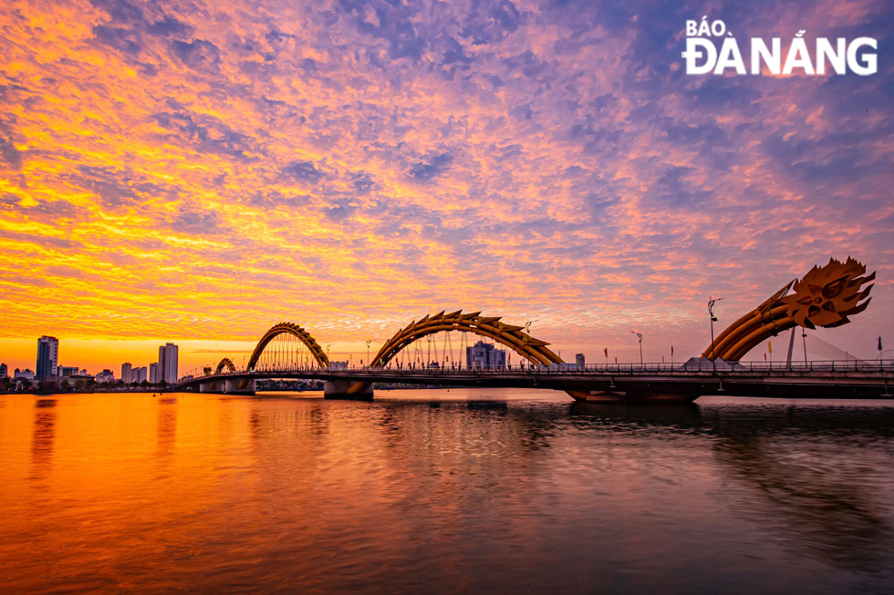 Peaceful scene at the Dragon Bridge in early morning