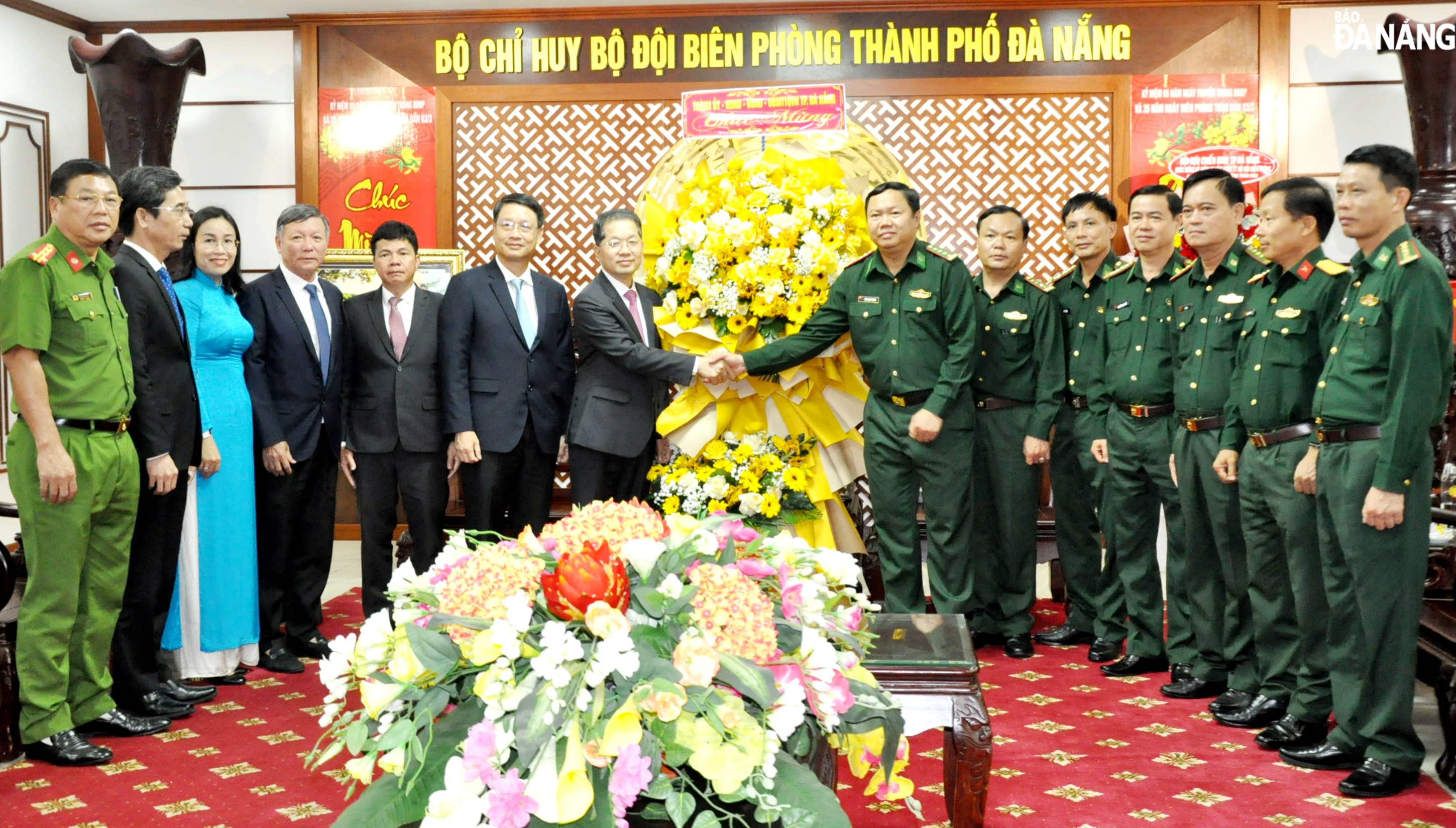 Bí thư Thành ủy Nguyễn Văn Quảng tặng hoa chúc mừng Đảng ủy, Bộ Chỉ huy Bộ đội Biên phòng thành phố. Ảnh: LÊ HÙNG