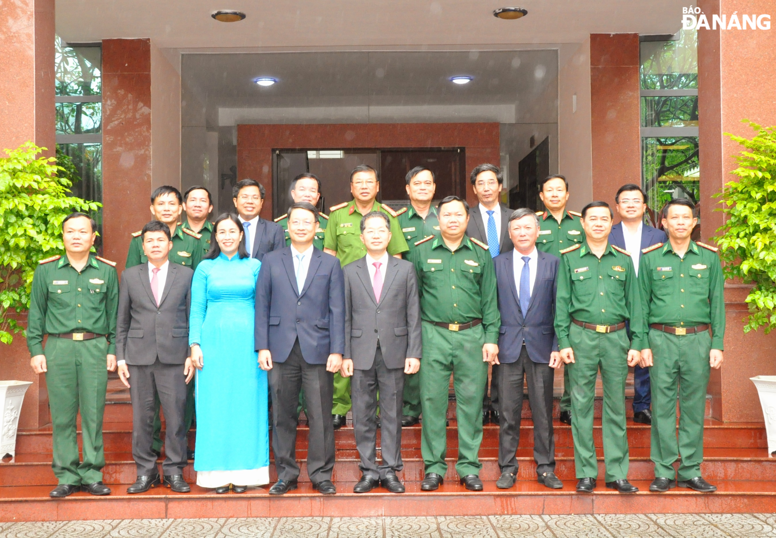 Lãnh đạo thành phố chụp ảnh lưu niệm với thủ trưởng, cán bộ, chiến sĩ Bộ Chỉ huy Bộ đội Biên phòng thành phố. Ảnh: LÊ HÙNG