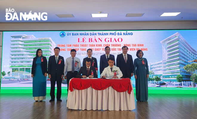  The signing ceremony of the handover of two key medical projects between the Da Nang Urban Development and Infrastructure Construction Investment Project Management Board and the Da Nang General Hospital. Photo: PHAN CHUNG