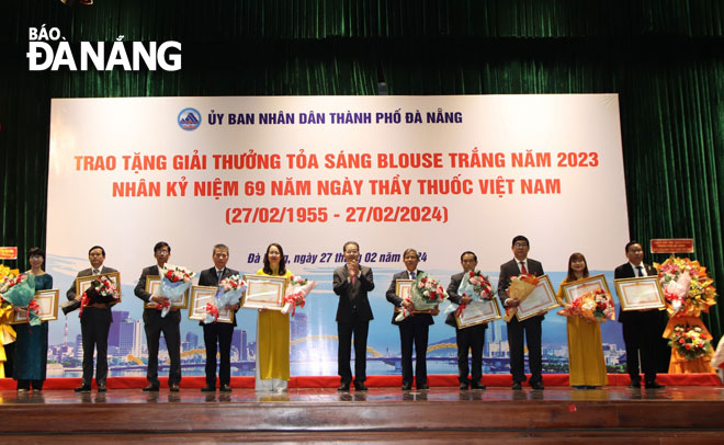 Da Nang Party Committee Secretary Nguyen Van Quang (middle) awards the Prime Minister's Certificates of Merit to groups and individuals in the health sector for their outstanding achievements for 5 consecutive years from 2018-2022 in professional activities. Photo: PHAN CHUNG