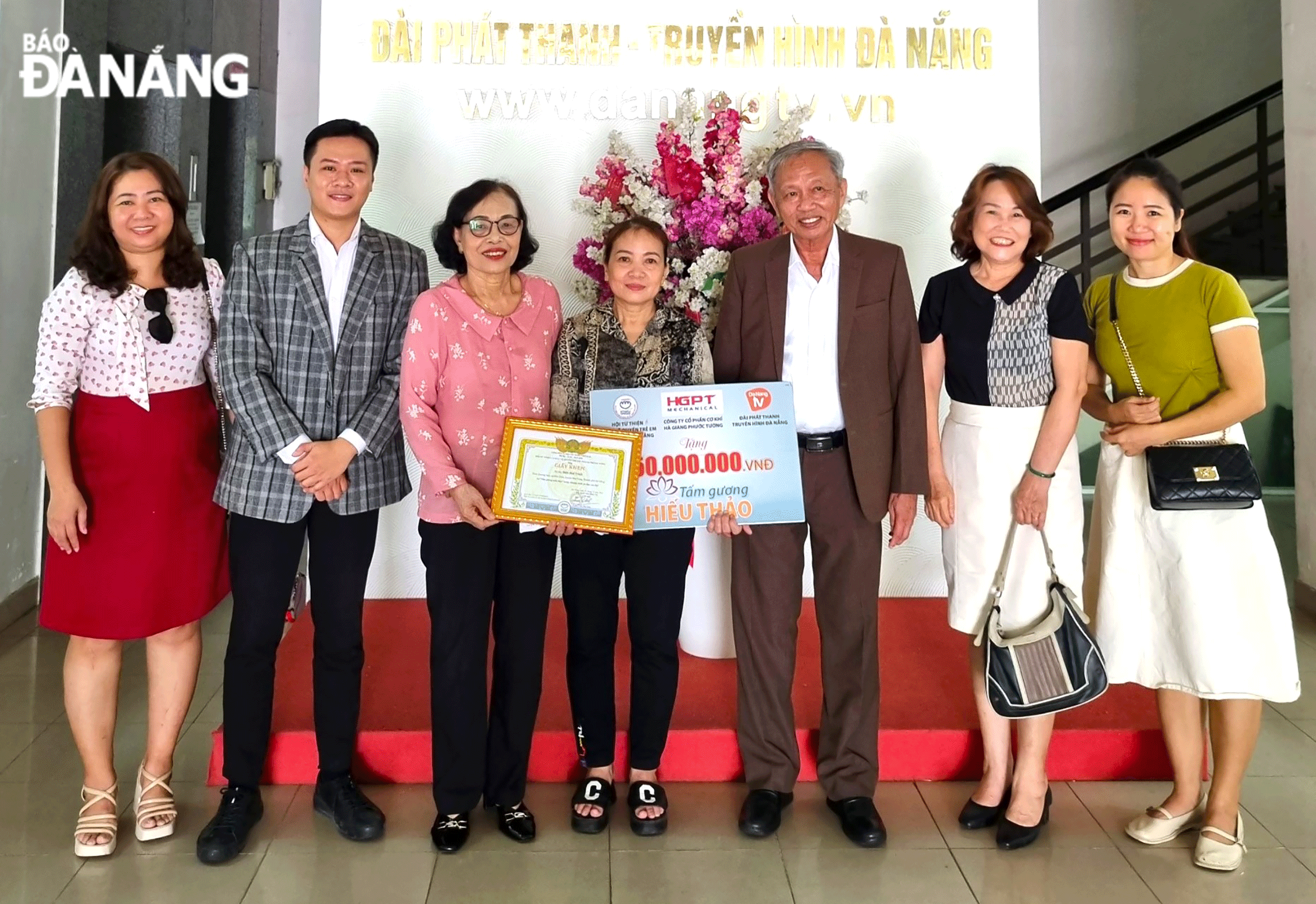 Da Nang Association of Charities and Childrens Rights Protection Chairwoman Le Thi Tam (third, left) presented a certificate of merit and provided financial support for Mrs. Bien Thi Mai Trinh (fourth, left), a shining examples of Filial Piety in late 2023. Photo: T.T