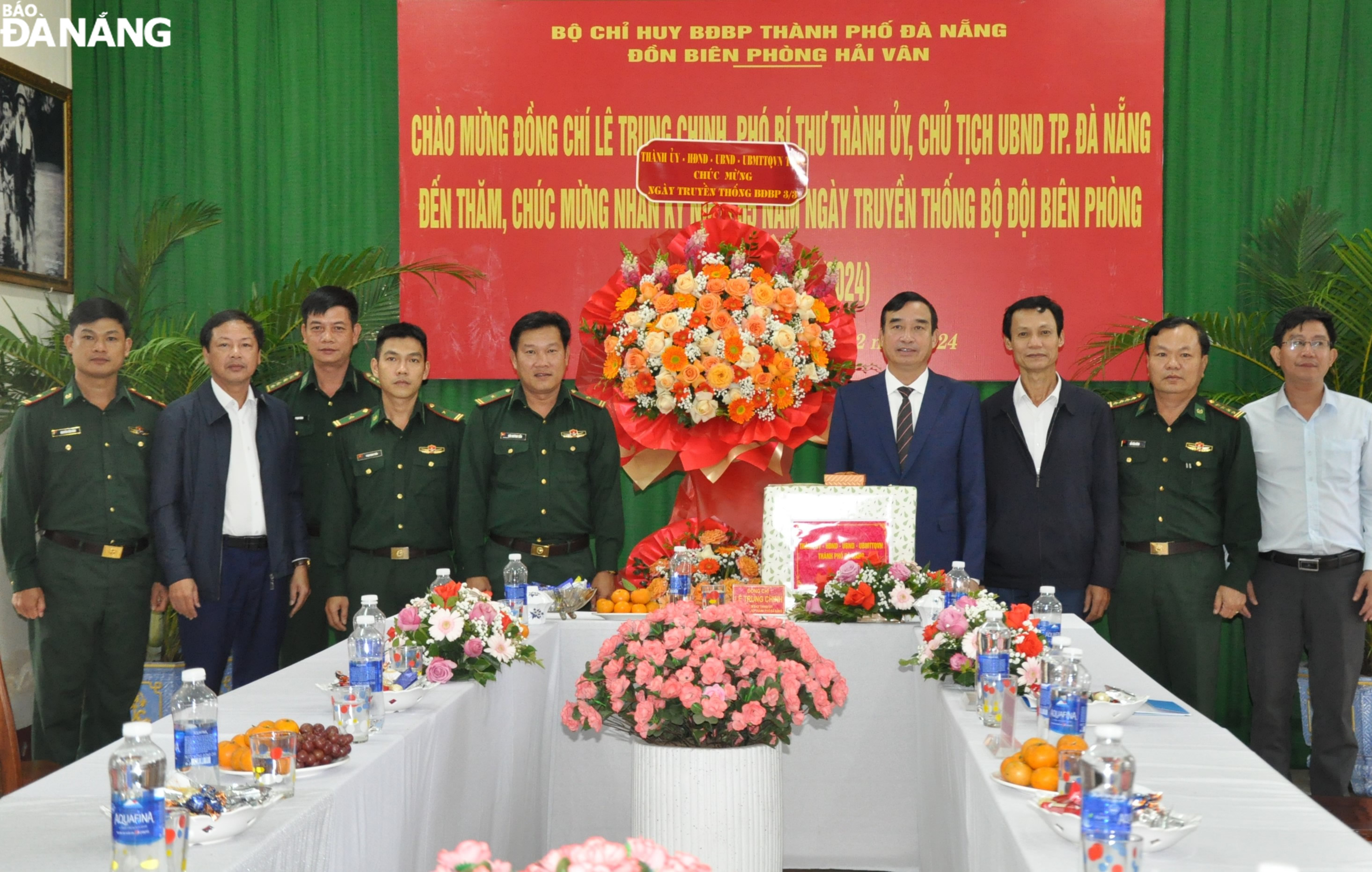 Chủ tịch UBND thành phố Lê Trung Chinh thăm, tặng hoa chúc mừng Đồn Biên phòng Hải Vân. Ảnh: LÊ HÙNG