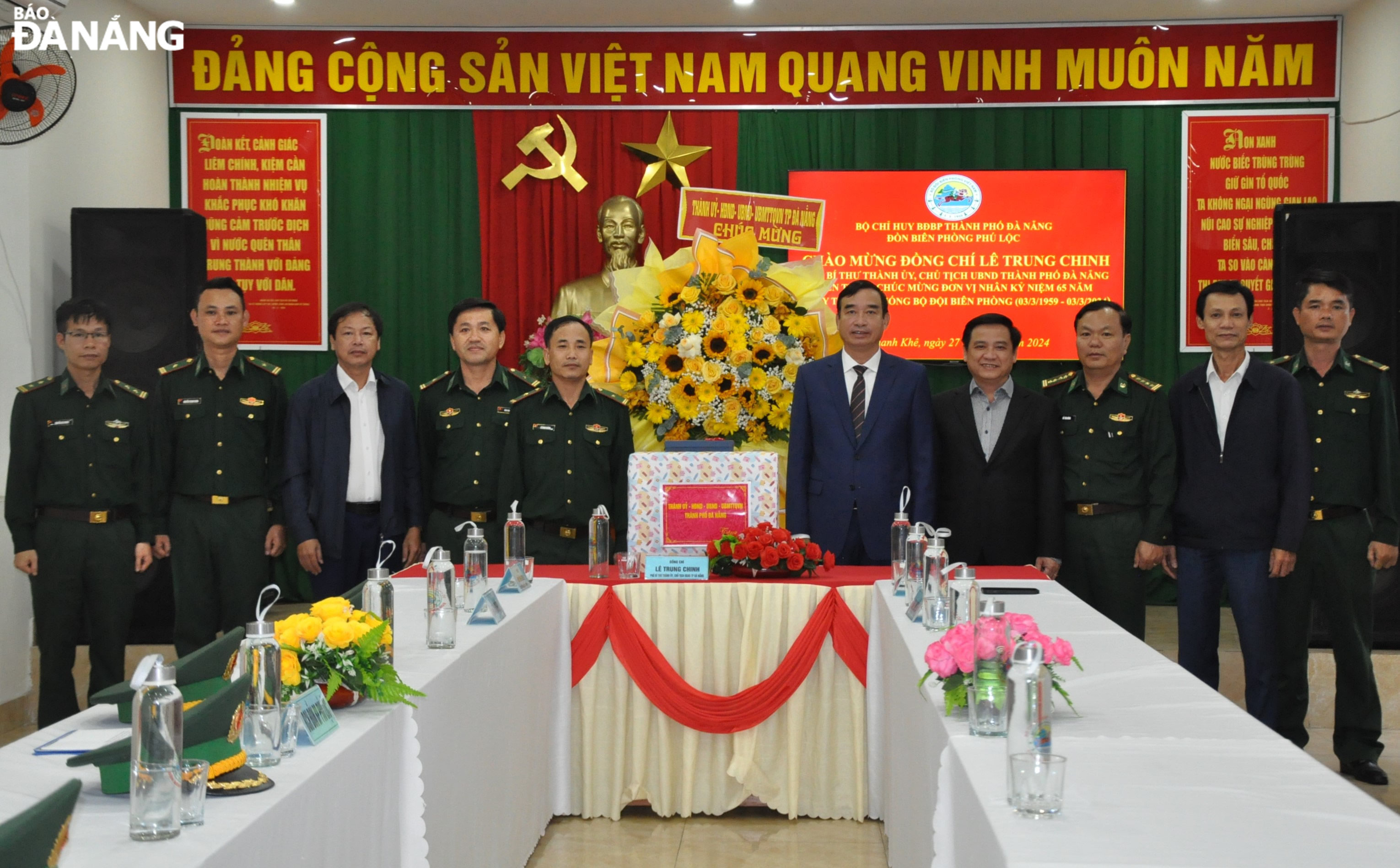 Chủ tịch UBND thành phố Lê Trung Chinh thăm, tặng hoa chúc mừng Đồn Biên phòng Phú Lộc. Ảnh: LÊ HÙNG