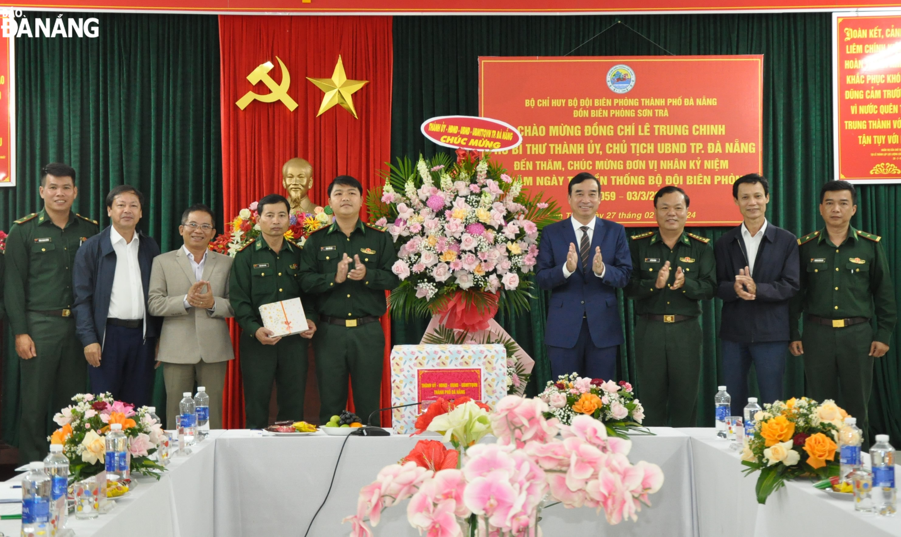 Chủ tịch UBND thành phố Lê Trung Chinh thăm, tặng hoa chúc mừng Đồn Biên phòng Sơn Trà. Ảnh: LÊ HÙNG