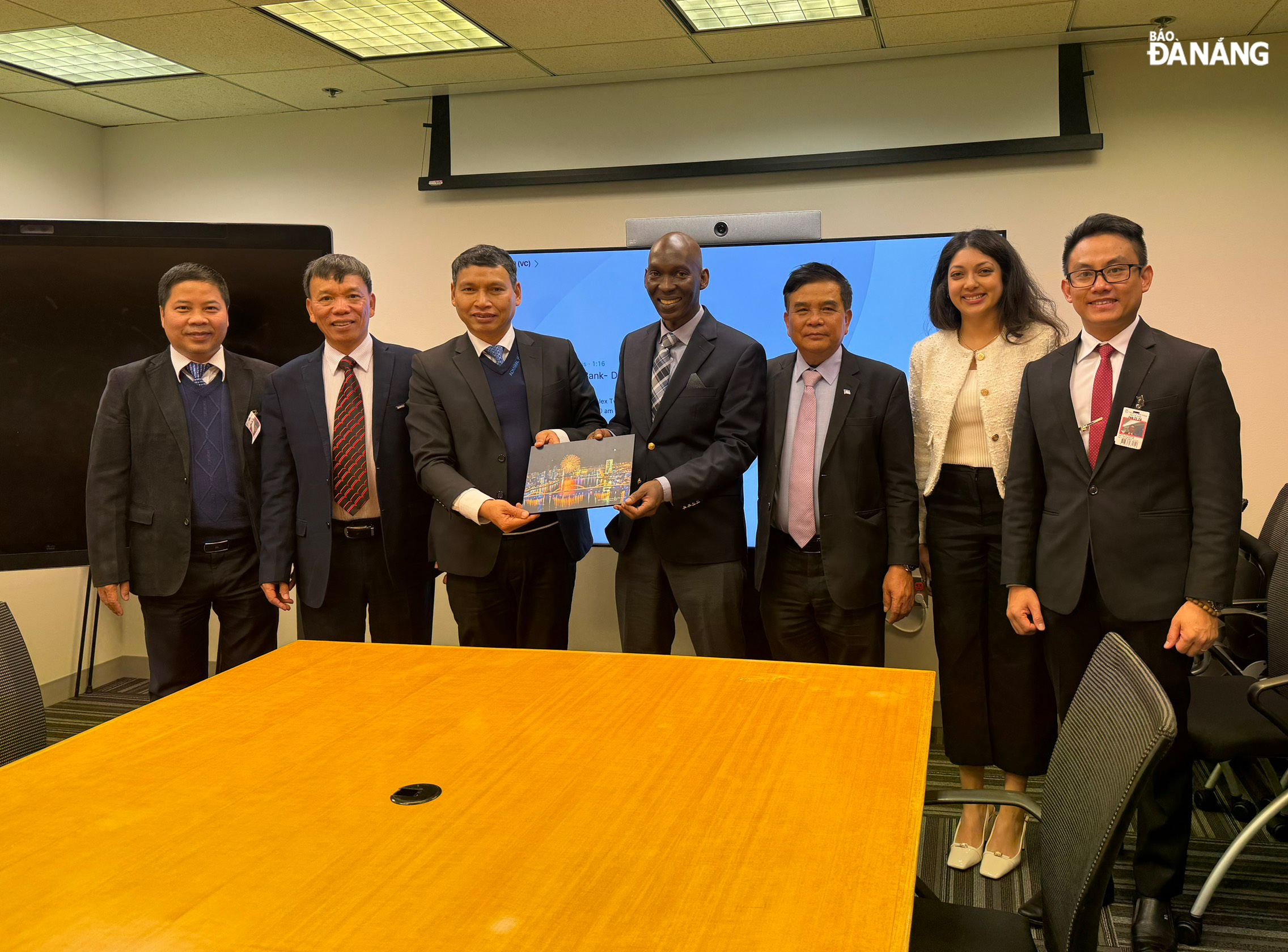 A delegation of Da Nang's officials visits and works with the headquarters of the World Bank in the US. Photo: PV