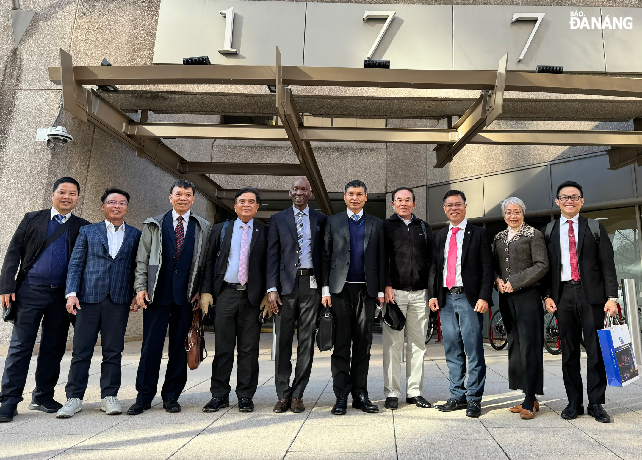 The Da Nang delegation takes a souvenir photo with WB representatives in the US. Photo: PV