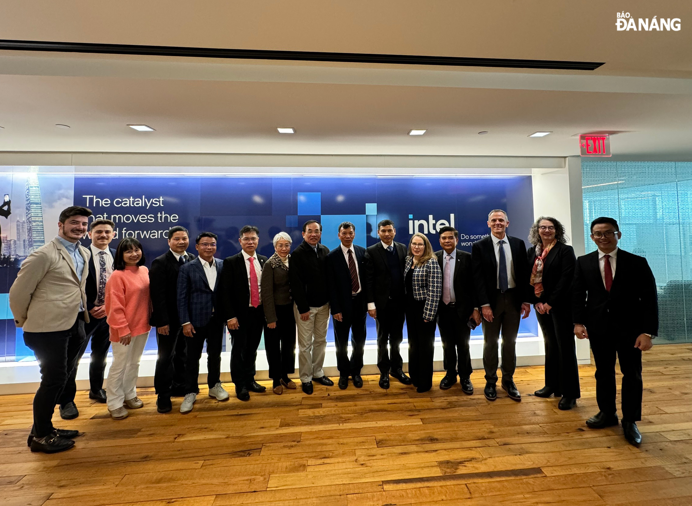 The delegation of Da Nang and Intel Corporation leaders posing for a souvenir photo in Washington DC. Photo: PV