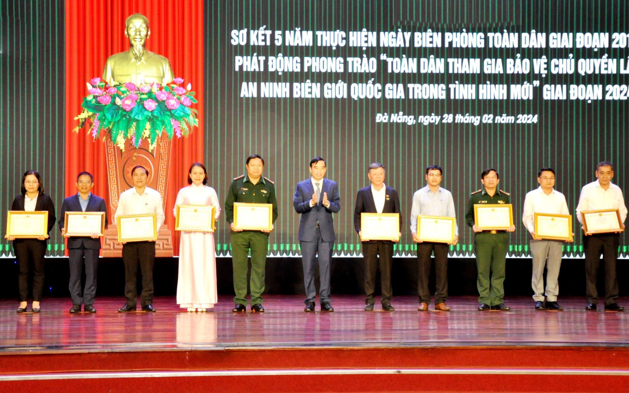 Chủ tịch UBND thành phố Lê Trung Chinh tặng bằng khen của UBND thành phố cho các tập thể và cá nhân. Ảnh: LÊ HÙNG