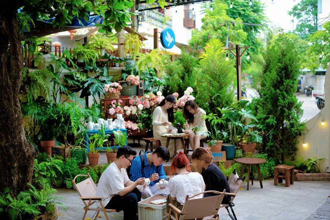 Da Nang people come to coffee shops not only to drink coffee but also to meet and exchange with their friends and others in a cozy space. Photo: ST