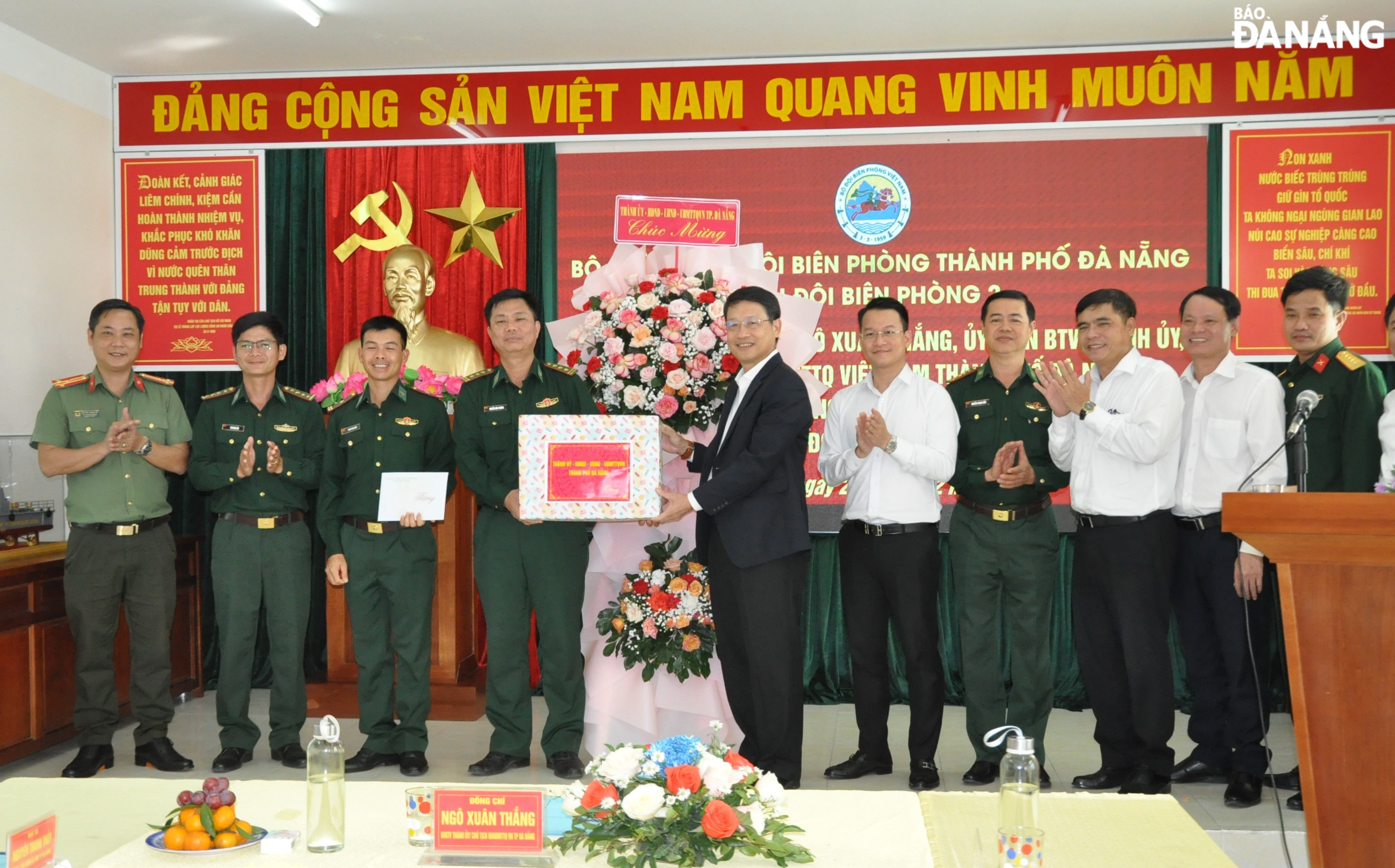 Chủ tịch Ủy ban MTTQ Việt Nam thành phố Ngô Xuân Thắng thăm, tặng hoa chúc mừng Hải đội Biên phòng 2. Ảnh: LÊ HÙNG