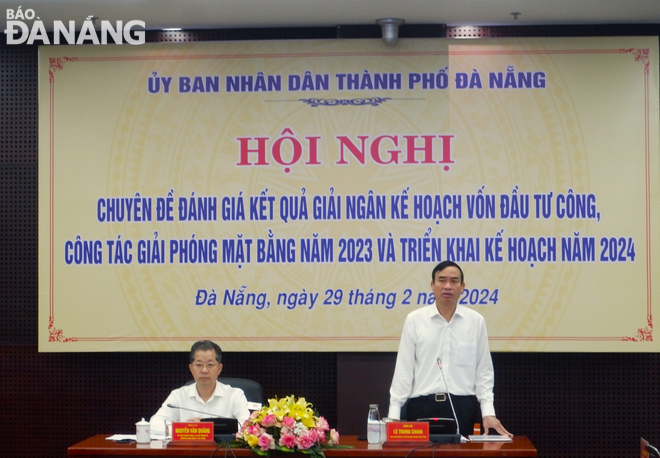 Chủ tịch UBND thành phố Lê Trung Chinh phát biểu mở đầu hội nghị. Ảnh: M.Q