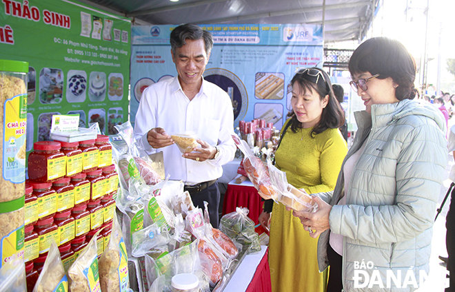 Trong khuôn khổ lễ hội, người dân và du khác được tham quan, mua sắm tại những gian hàng sản phẩm OCOP.