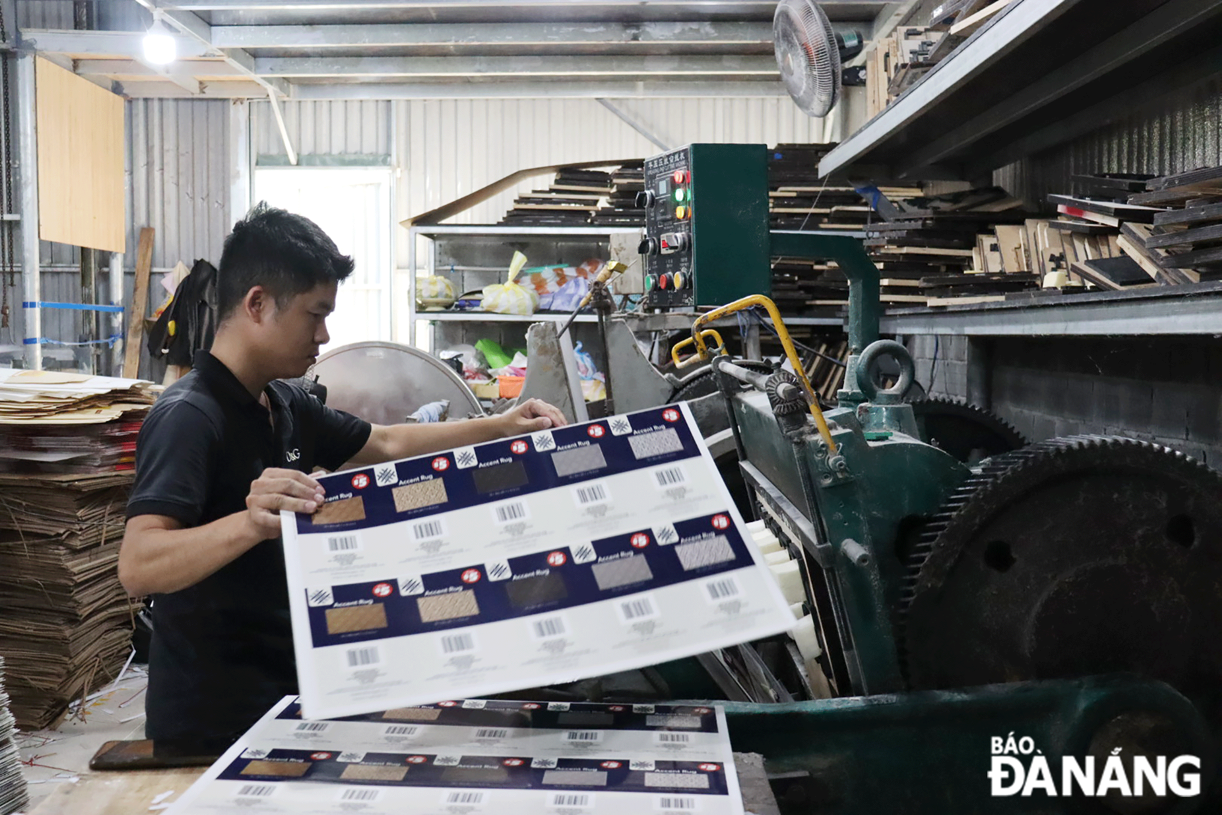 Many businesses express their desire to soon access land funds in the Cam Le Industrial Cluster. IN PHOTO: Workers at the Tai Printing and Equipment Company Limited based in Hoa Quy Ward, Ngu Hanh Son District. Photo: T.TRUC