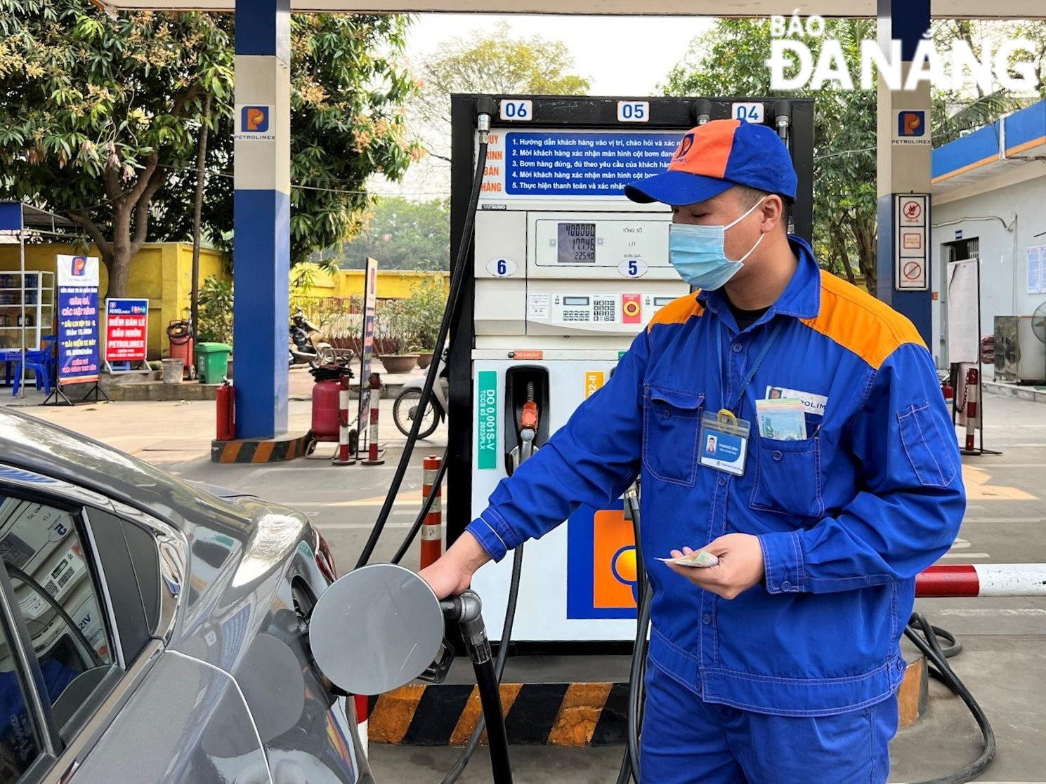 The ceiling retail petrol prices were revised up by the Ministry of Industry and Trade and the Ministry of Finance on Thursday.