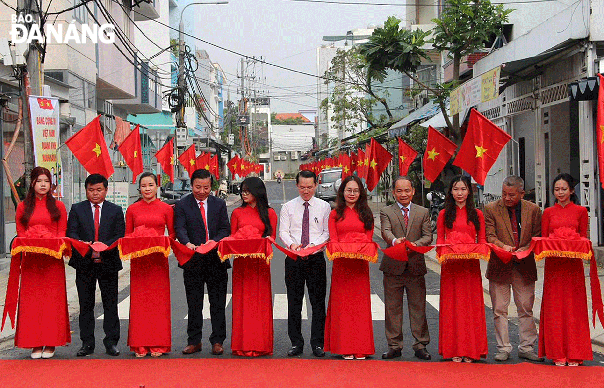 Lãnh đạo quận Cẩm Lệ dự lễ khánh thành nâng cấp, mở rộng tuyến đường 3,5 mét và 3,75 mét thành đường 5,5 mét trên địa bàn phường Khuê Trung. Ảnh: N.Q