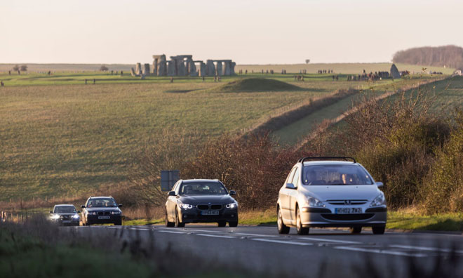 Khi lưu thông trên đường A303 hiện nay, mọi người đều có thể ngắm nhìn các cột đá Stonehenge từ xa. Ảnh: Guardian 